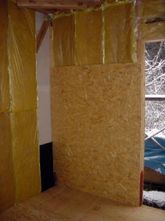 小屋の内壁と断熱材施工中