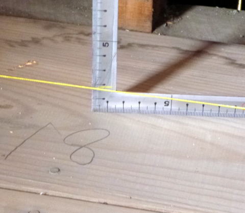 水糸から床面までの距離を測る