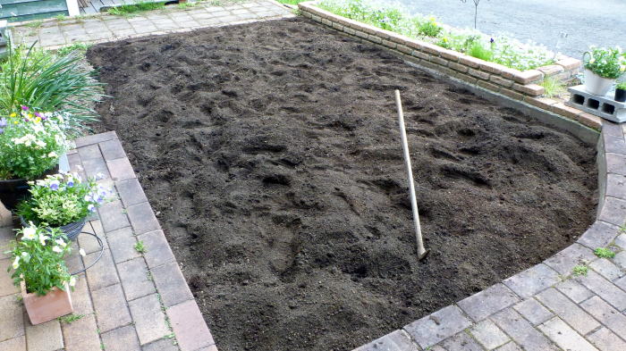 埋め戻した土の表層と、「芝の床土」を混ぜて撹拌した
