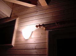 羽目板の壁　寝室の壁と間接照明