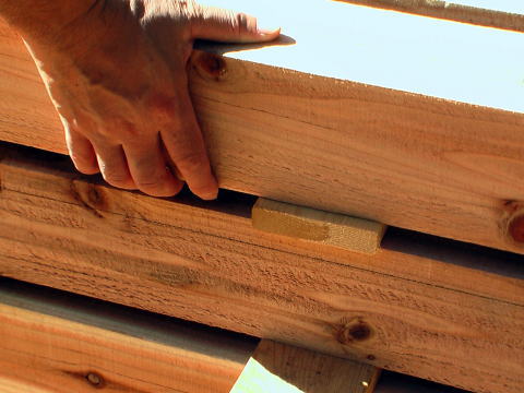 購入した材木を保管する桟積み（さんづみ）